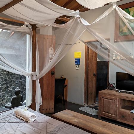 Astuti Gallery Homestay Джокякарта Екстериор снимка