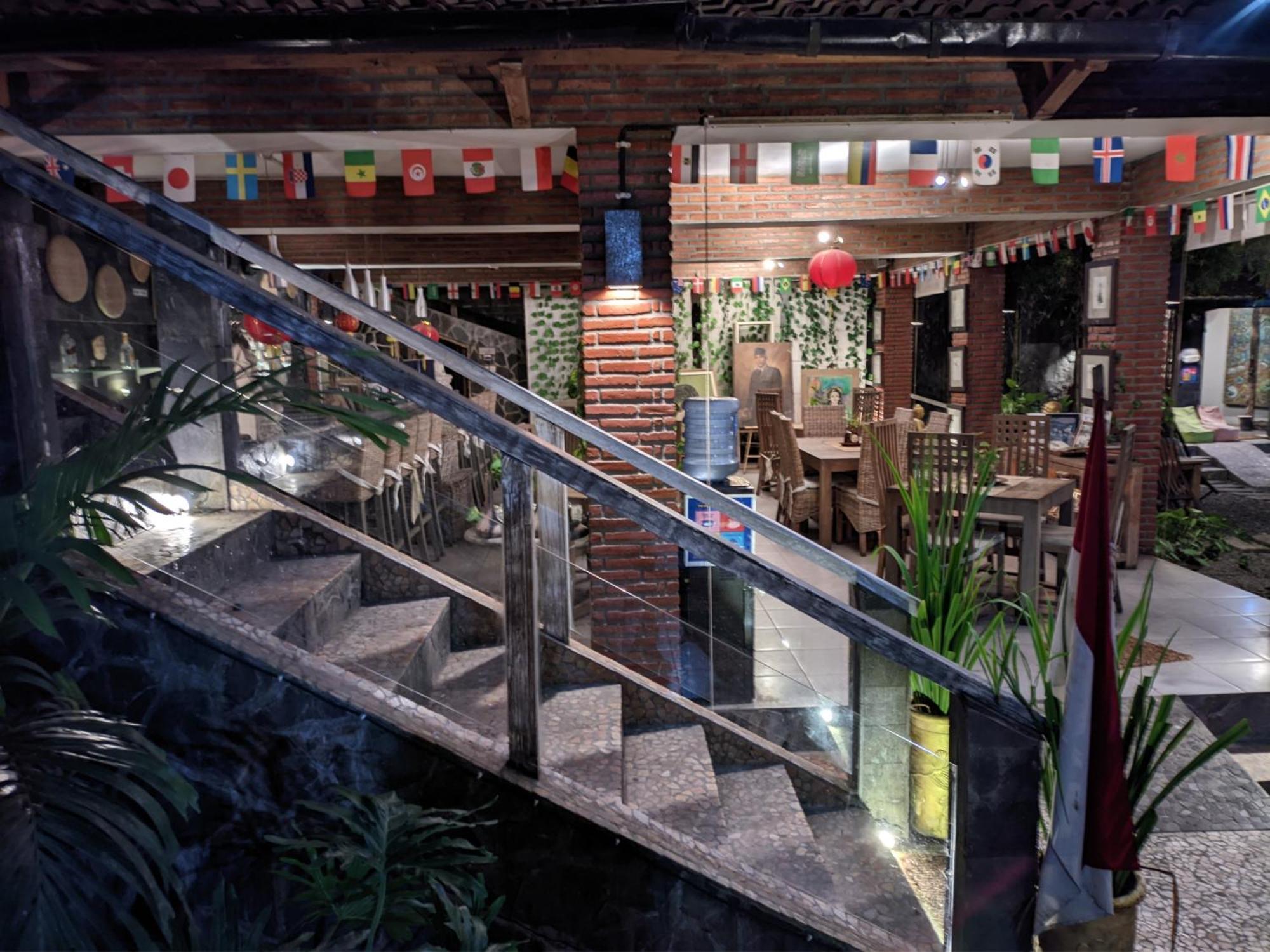 Astuti Gallery Homestay Джокякарта Екстериор снимка