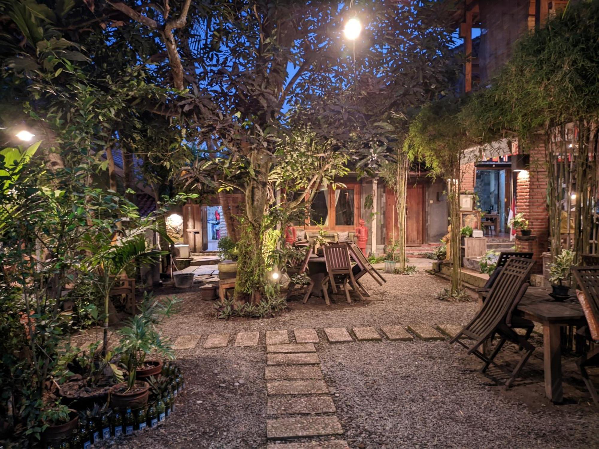 Astuti Gallery Homestay Джокякарта Екстериор снимка