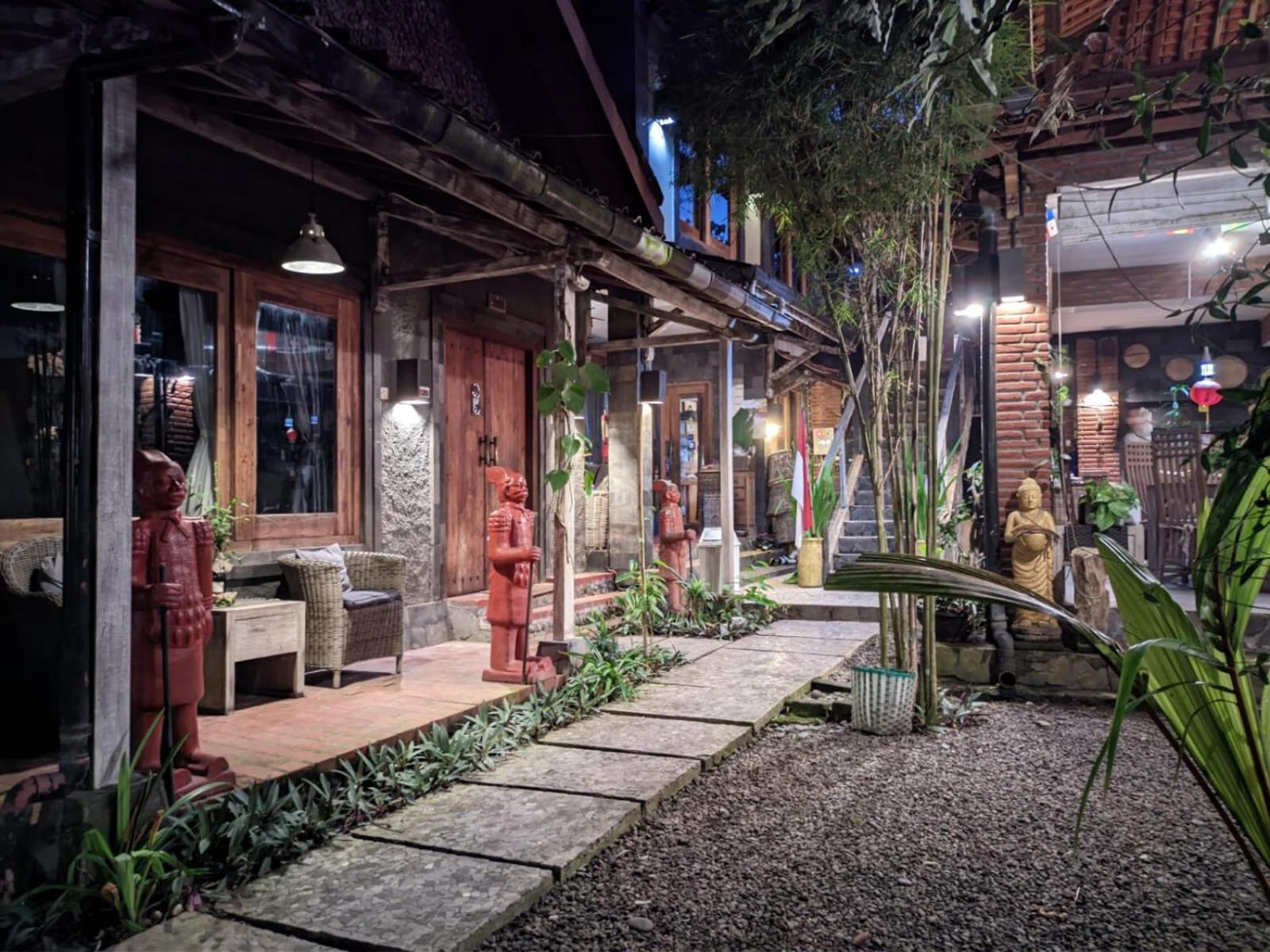 Astuti Gallery Homestay Джокякарта Екстериор снимка