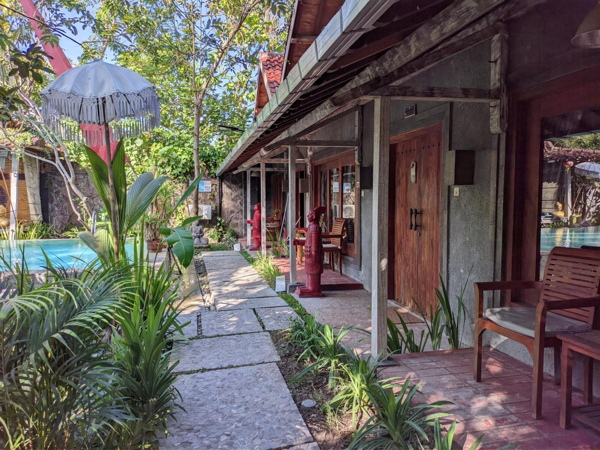 Astuti Gallery Homestay Джокякарта Екстериор снимка