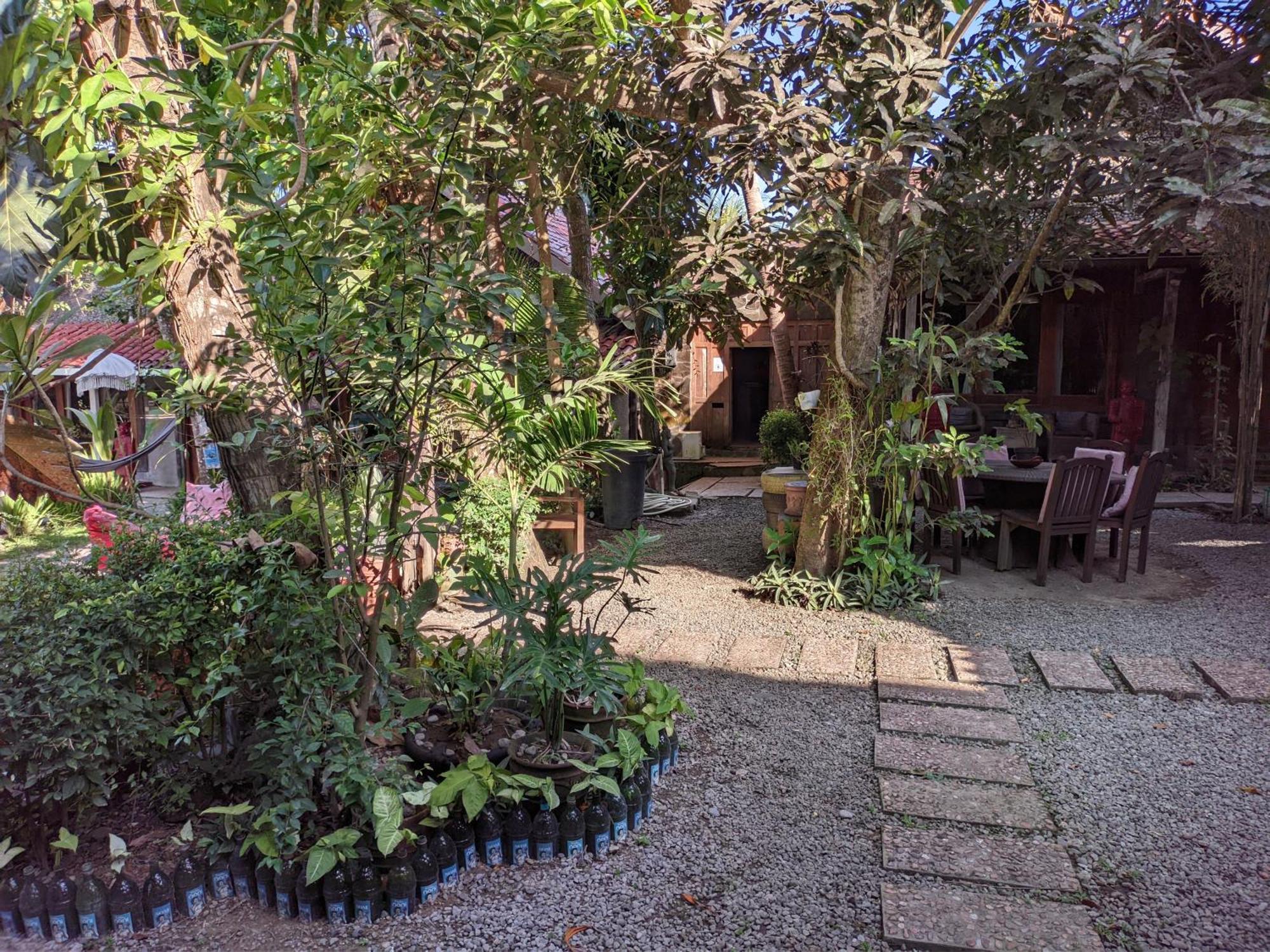 Astuti Gallery Homestay Джокякарта Екстериор снимка