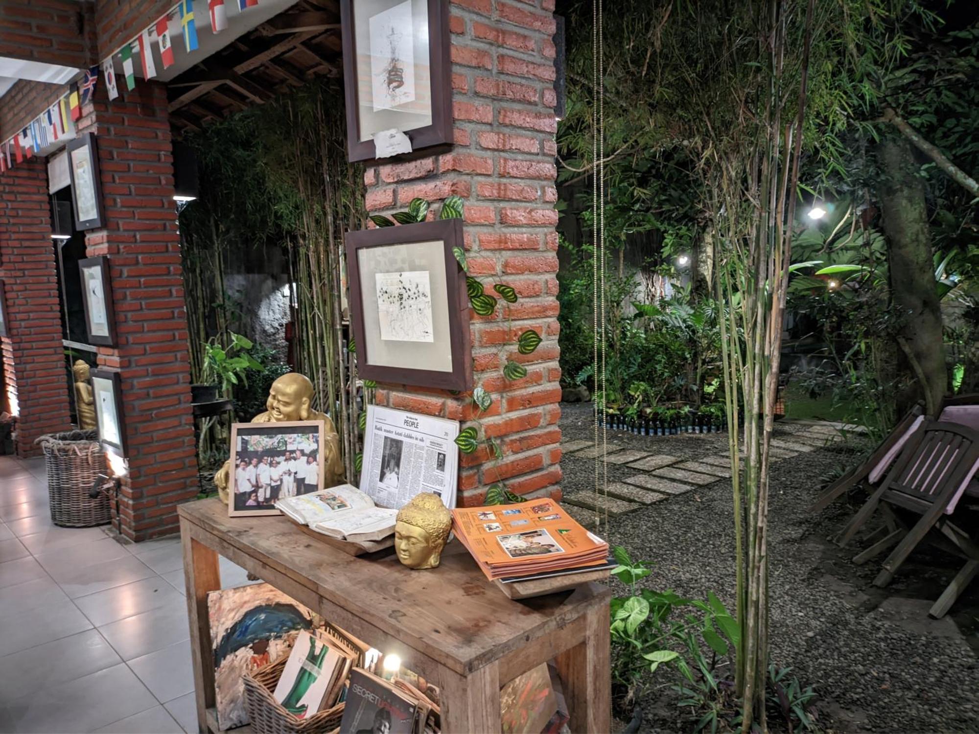 Astuti Gallery Homestay Джокякарта Екстериор снимка
