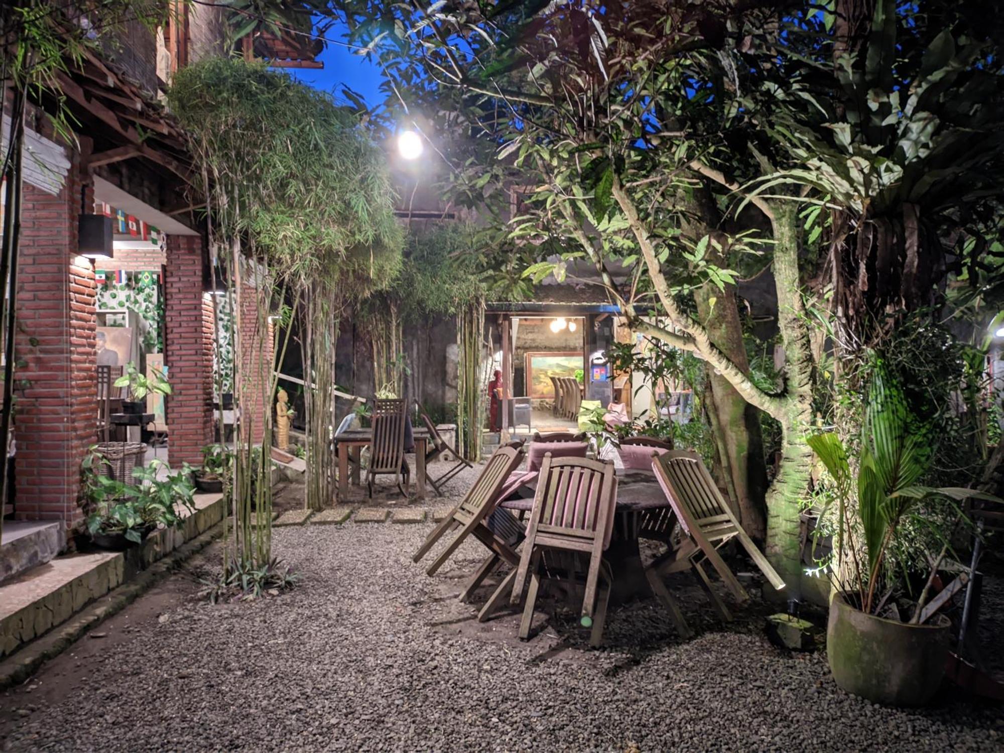 Astuti Gallery Homestay Джокякарта Екстериор снимка