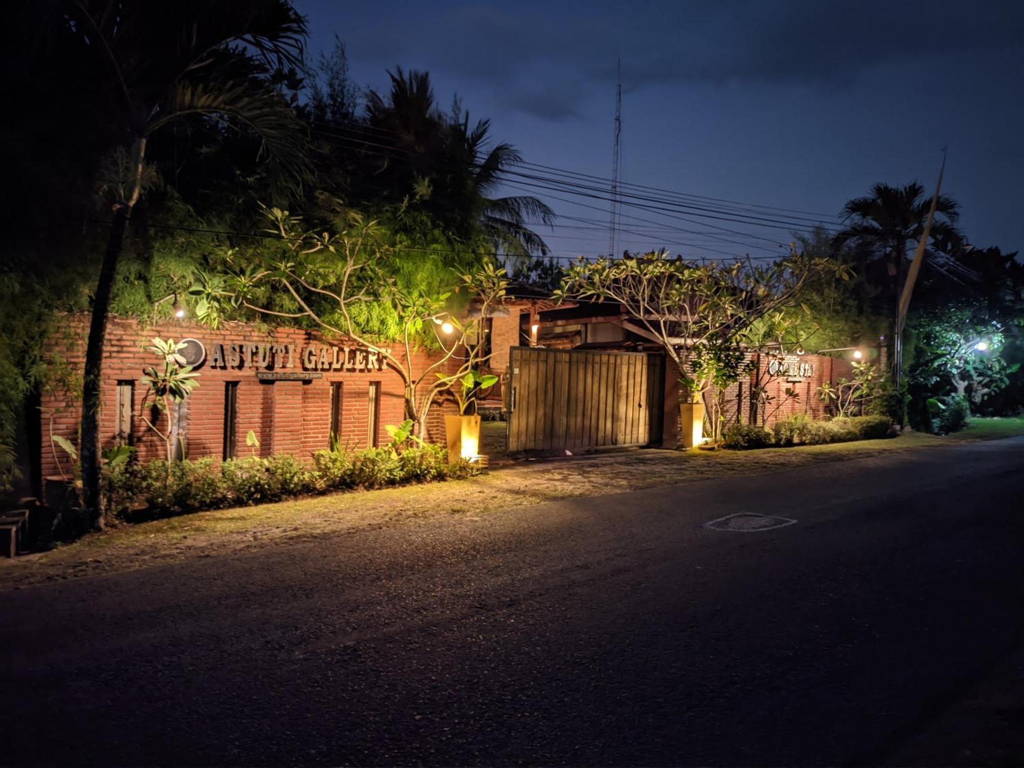 Astuti Gallery Homestay Джокякарта Екстериор снимка