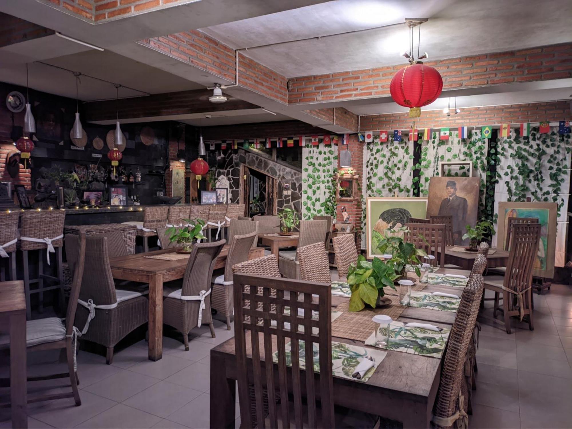 Astuti Gallery Homestay Джокякарта Екстериор снимка