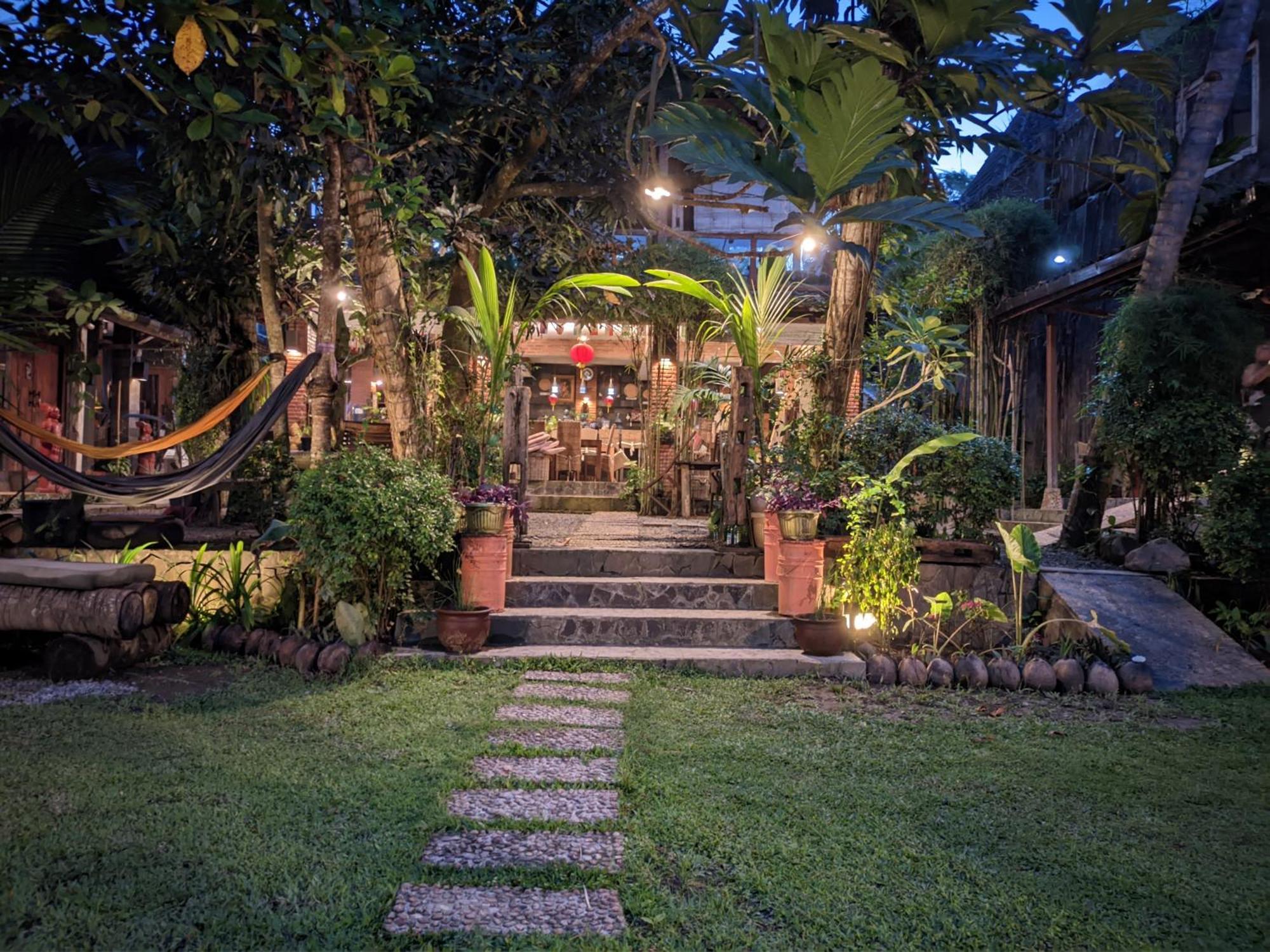 Astuti Gallery Homestay Джокякарта Екстериор снимка