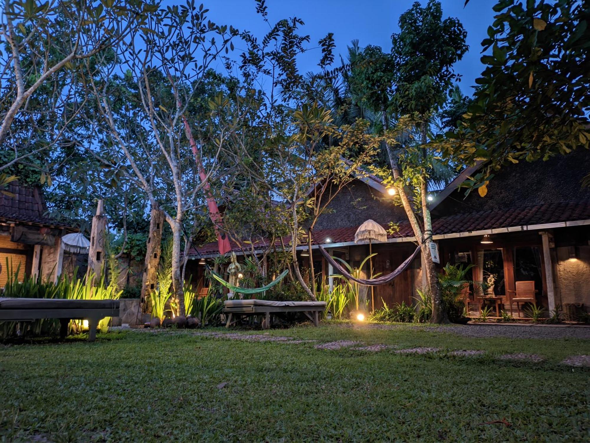 Astuti Gallery Homestay Джокякарта Екстериор снимка