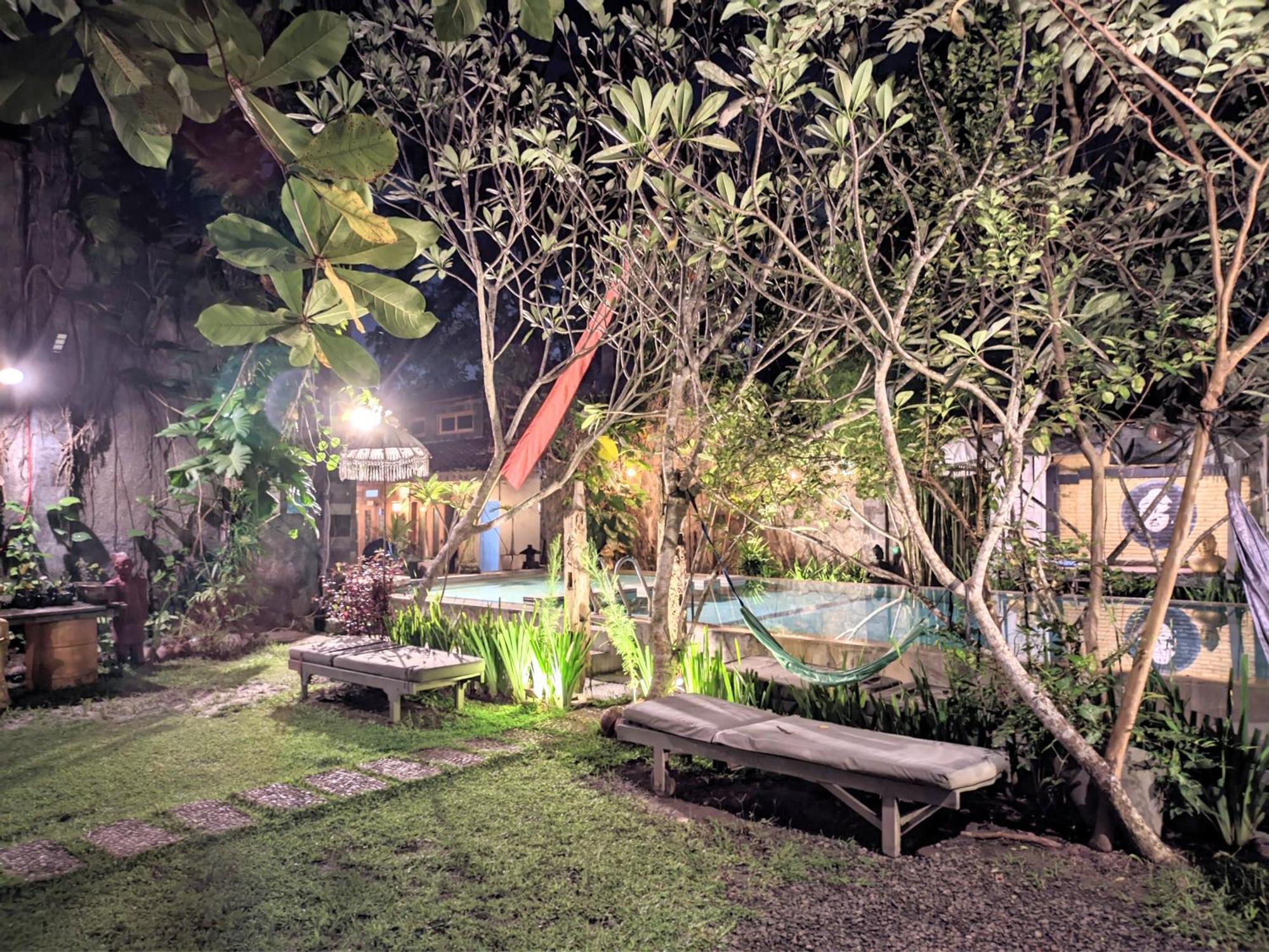 Astuti Gallery Homestay Джокякарта Екстериор снимка