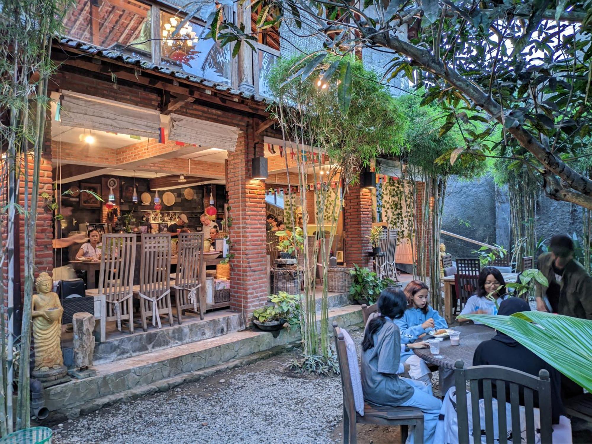 Astuti Gallery Homestay Джокякарта Екстериор снимка