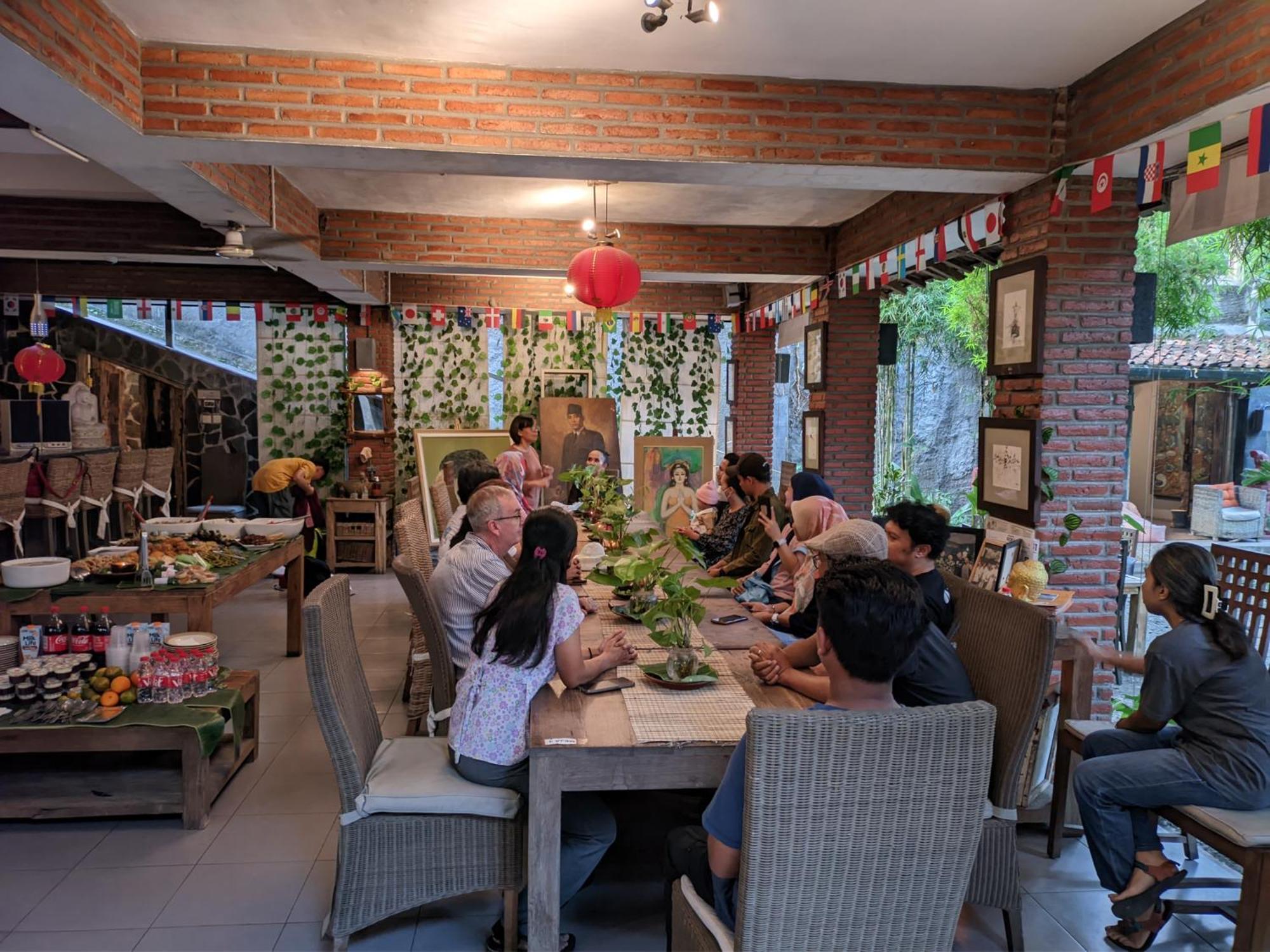 Astuti Gallery Homestay Джокякарта Екстериор снимка