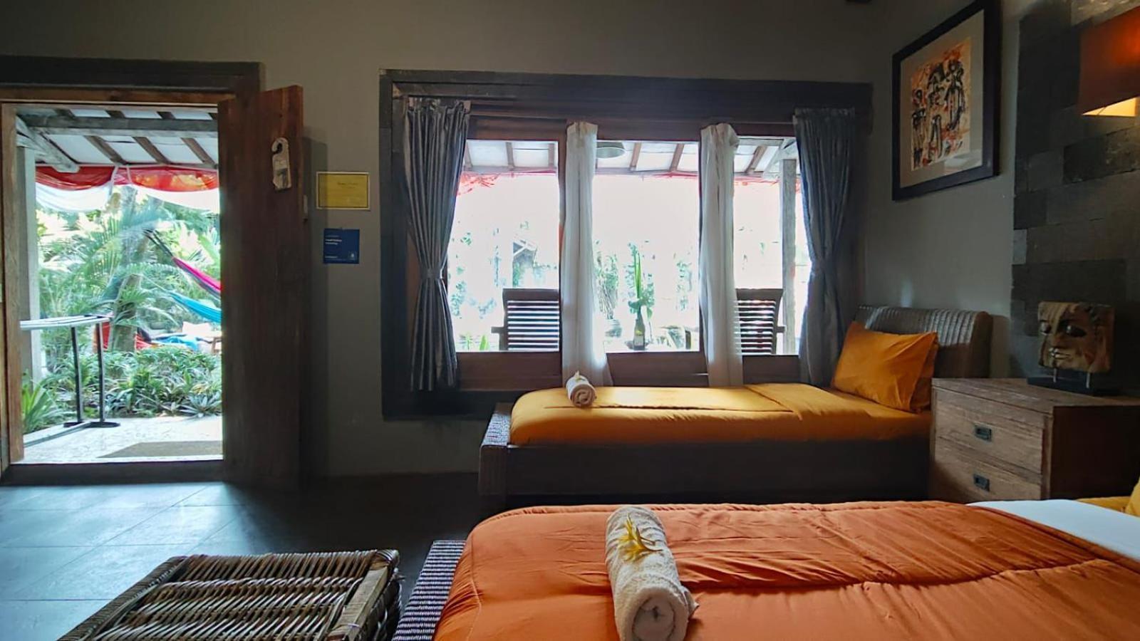 Astuti Gallery Homestay Джокякарта Екстериор снимка