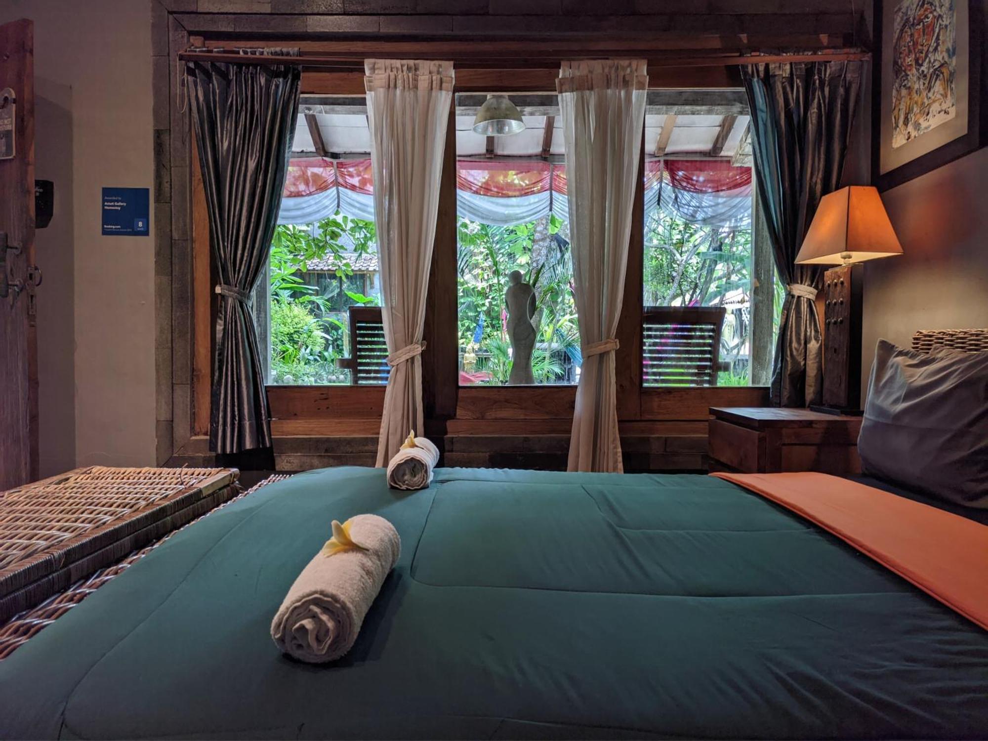 Astuti Gallery Homestay Джокякарта Екстериор снимка