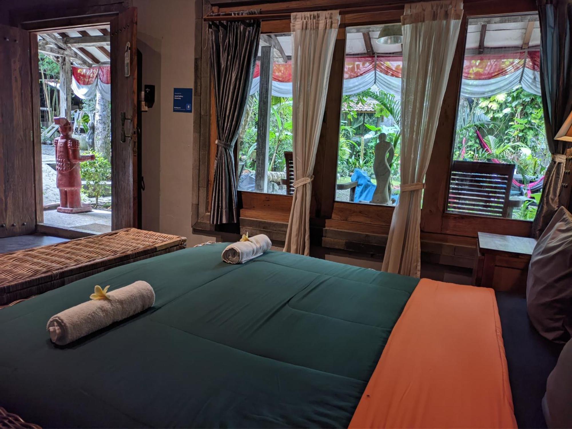 Astuti Gallery Homestay Джокякарта Екстериор снимка