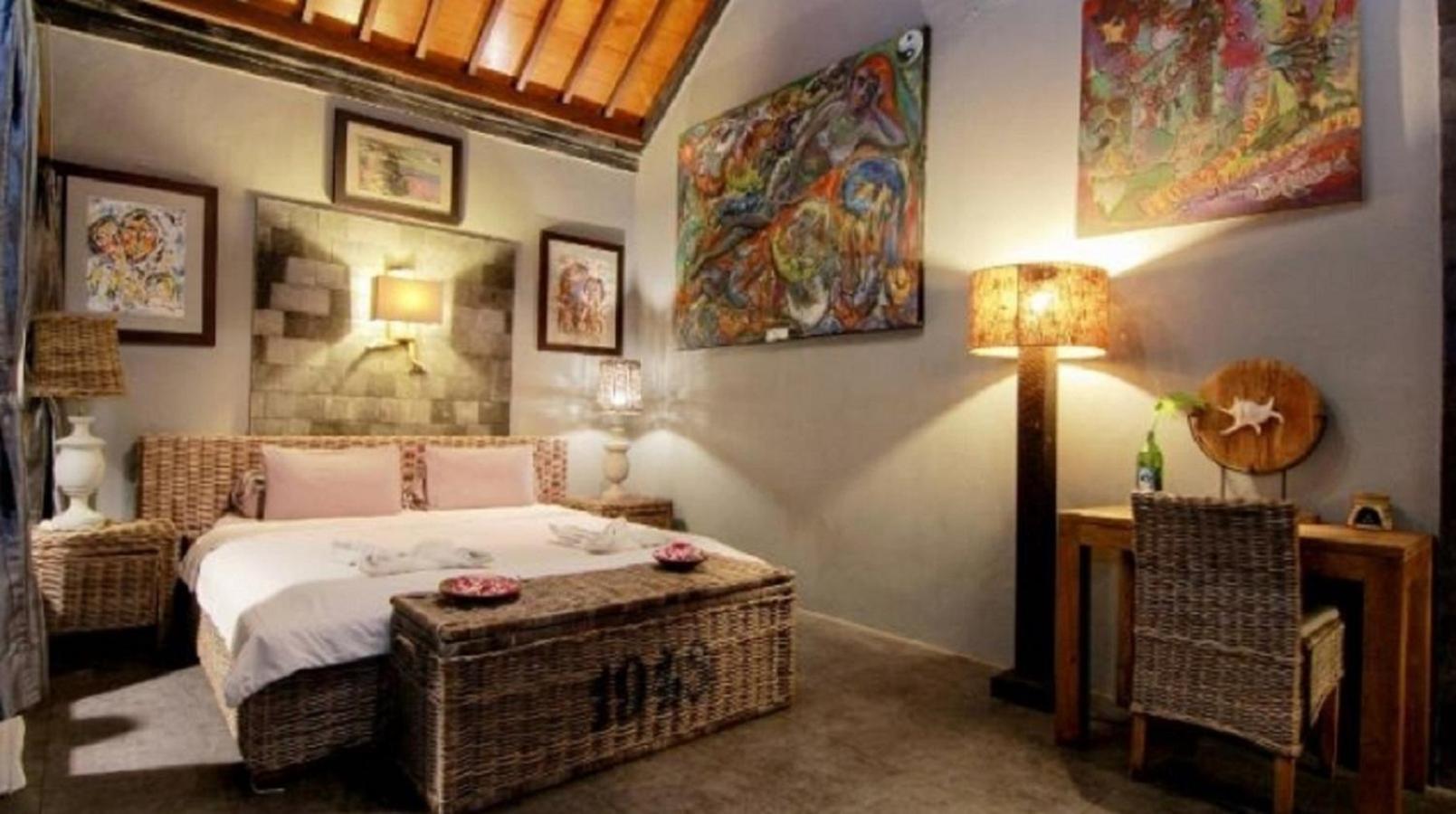 Astuti Gallery Homestay Джокякарта Екстериор снимка